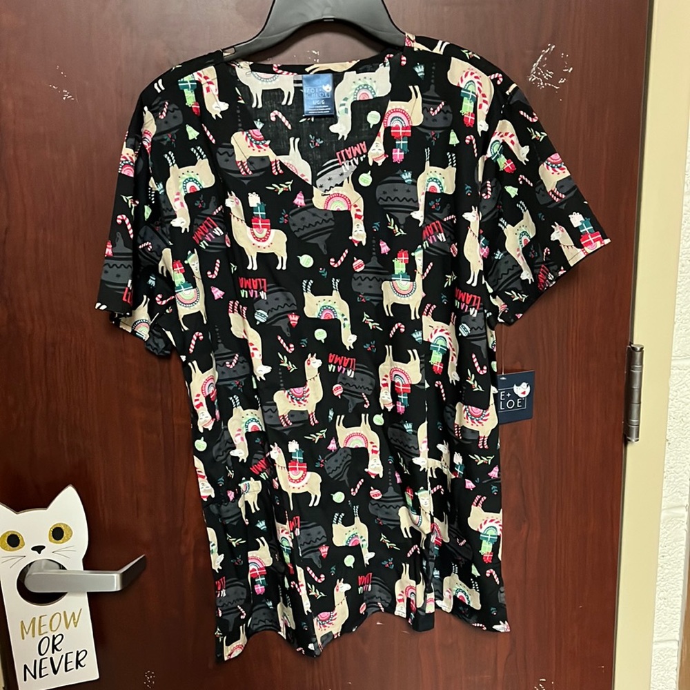 Zoe + Chloe Scrub top. Overall color: Black. Size: L.